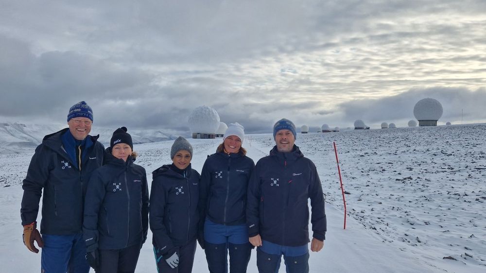Ledergruppa i Nkom gir oss milepælene fra året som har gått, slik de ser det. Her avbildet foran Svalbard satelittstasjon i september.