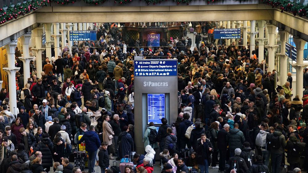 Passasjerer venter på St. Pancras-stasjonen i London lørdag. Høyhastighetstogene kan ikke kjøre mellom London og det europeiske kontinentet på grunn av oversvømmelser i tunnelene under Themsen.