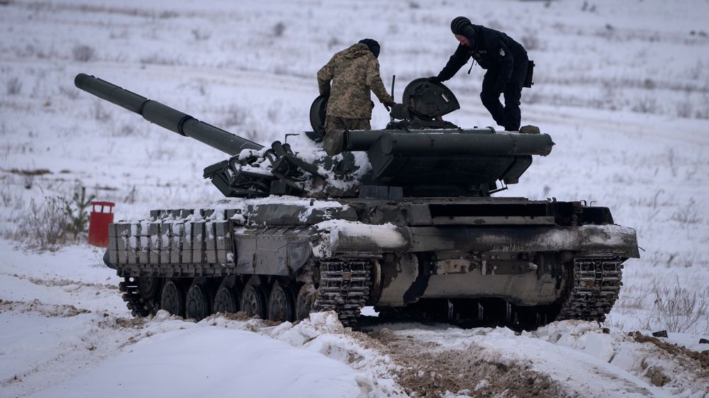 Vestlige land har lovet Ukraina alt de trenger for å drive ut russiske okkupanter, blant annet stridsvogner. Framgangen på slagmarken er imidlertid liten og krigen trekker i langdrag. Ordrebøkene til vestligevåpenprodusenter er derimot velfylte. 