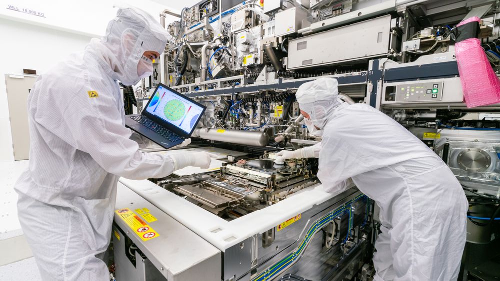 Nederlandske ASML omtales som en verdensledende leverandør utstyr til nanolitografi, som blant annet brukes i produksjon av avanserte mikrobrikker. Bildet er fra en rentrom ved selskapets anlegg i Veldhoven i Nederland. 