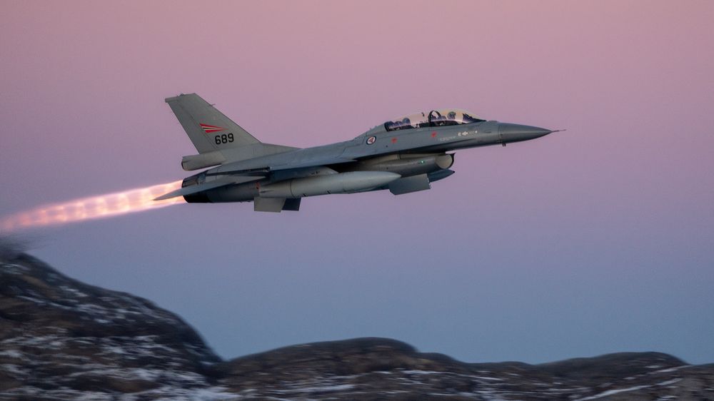 Dette to-seters F-16-flyet tok onsdag sin siste testflyvning fra Bodø før det sendes til Danmark for å trene ukrainske flygere.
