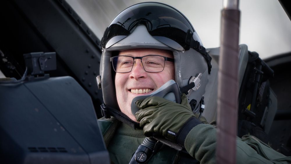 Forsvarsminister Bjørn Arild Gram har landet igjen i Bodø i et F-16B som nå straks skal til Flyvestation Skrydstrup sør på Jylland for å brukes til opplæring av ukrainske flygere. 
