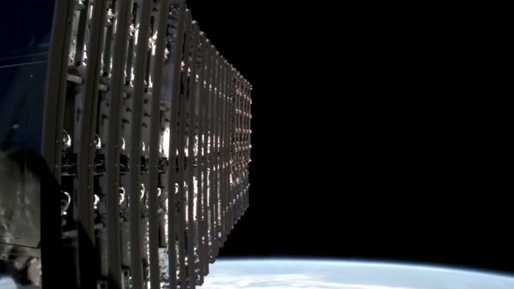 Bildet viser satellittene som SpaceX nylig skjøt opp. Disse inkluderer de seks første satellittene om skal brukes til den nye mobiltjenesten.