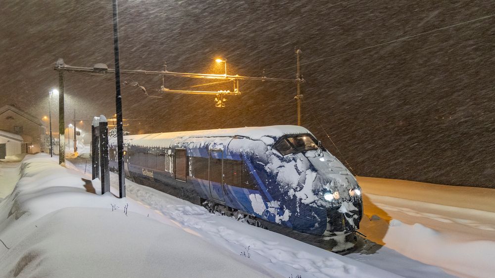 Den siste uken har store mengder snø skapt problemer både på Vestfoldbanen, Sørlandsbanen og Arendalsbanen.