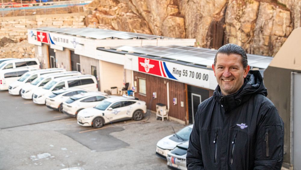 50 ladebokser og solcelleanlegg skal gi bedre lønnsomhet når alle drosjene i Bergen må være elektriske 1. april, tror daglig leder i Taxi1, Robert Aasmul.
