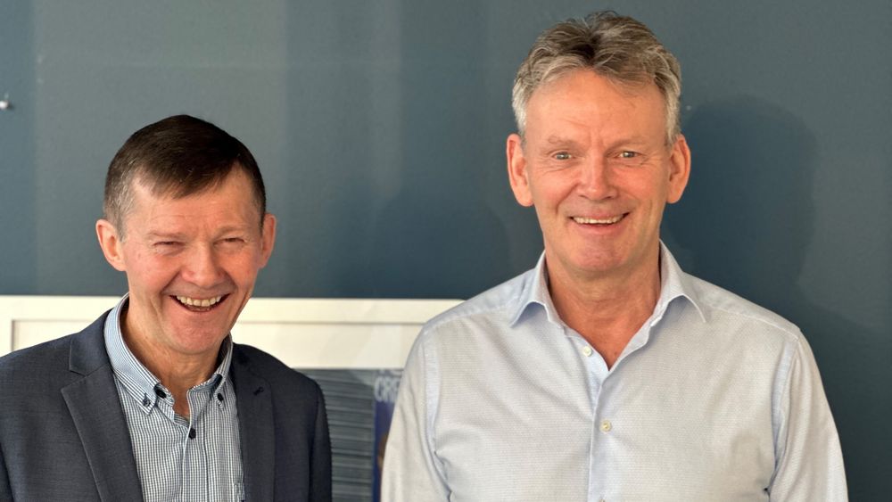 Space Norway-sjef Dag Stølan og administrerende direktør Morten Tengs i Telenor Satellite var i godt humør etter at Space Norways kjøp av Telenor-selskapet ble formelt gjennomført torsdag 4. januar.