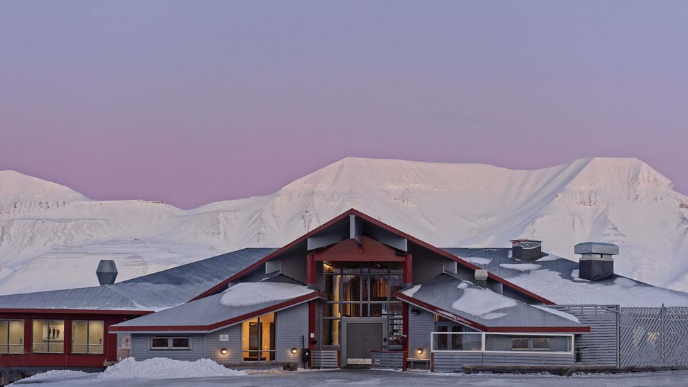 Det finnes solceller fra forskningsstasjonen Troll i Antarktis i sør, til Svalbard i arktiske nord. Det er blant annet vedtatt å legge 650 solcellepaneler på taket til Radisson Blu Polar hotell Spitsbergen.