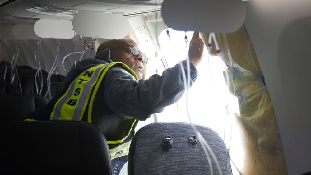 Flyet fra Alaska Airlines undersøkes etter ulykken. Delen som løsnet fra flyet, er også funnet. 