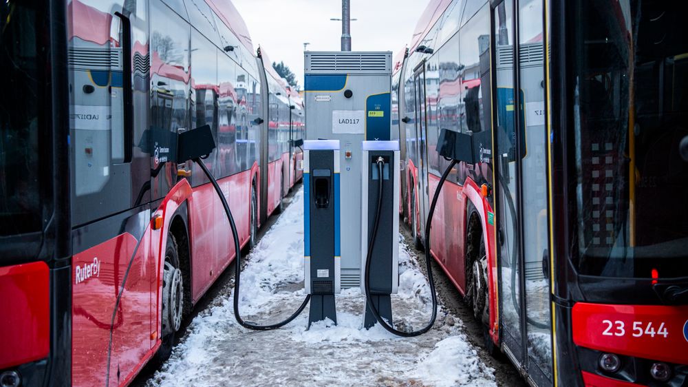 Lave temperaturer skaper utfordringer for elektriske busser. Her står busser til lading på Strømsveien ved Alnabru. 