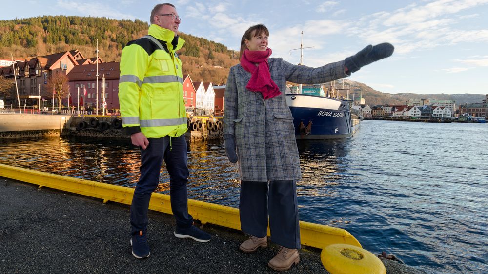 Gerard Dam og rådgiver Sofie Jordheim diskuterer muligheter for flomsikring av Bergen. En rapport med forslag skal leveres etter om lag 6 måneder.