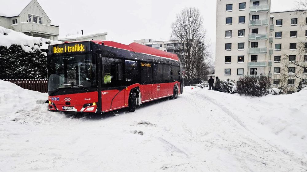 Det har vært store utfordringer med bussene i Oslo denne vinteren. Bildet er fra tidligere i vinter da en buss sto fast mellom Maridalsveien og Frysjaveien.