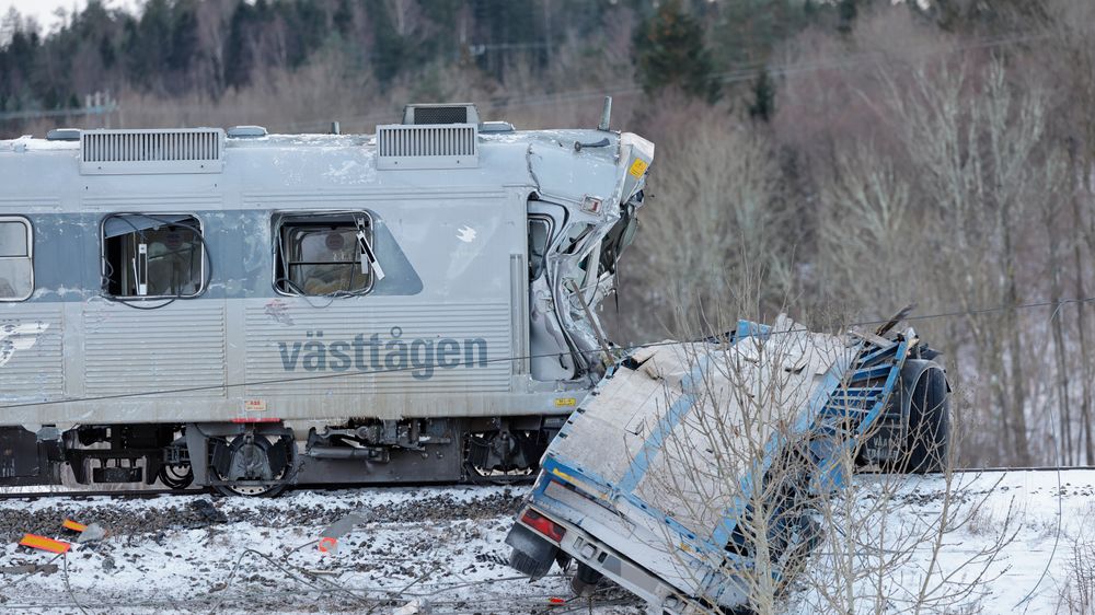 Et pendeltog og en lastebil kolliderte mandag morgen øst for Uddevalla.