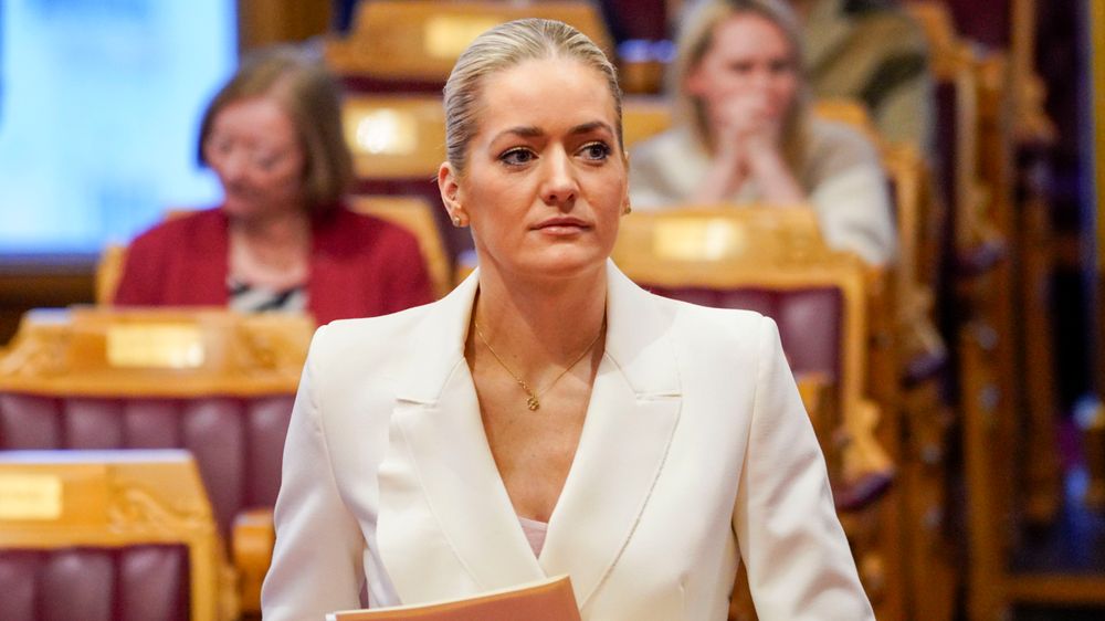 Justisminister Emilie Enger Mehl (Sp) redegjør for NSM-saken i Stortinget. 