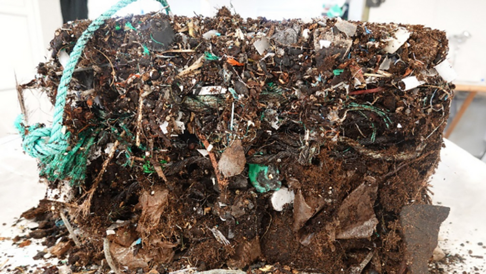 – Vi kan ikke leve med tiltak som bare handler om å rydde opp – da er skaden allerede skjedd, skriver innleggsforfatterne. Dette er plast i jord fra kysten av Trønderlag.