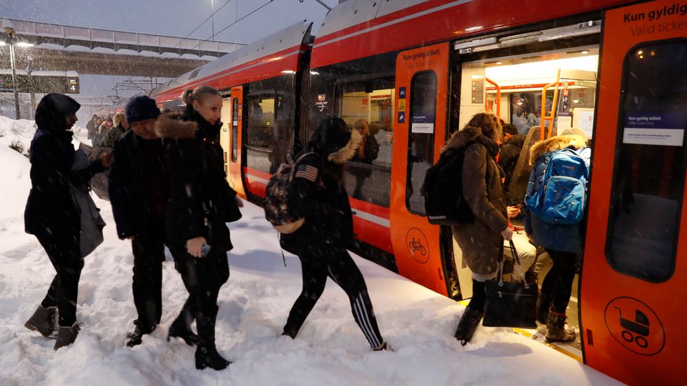 Mange toglinjer på Østlandet er forsinket på grunn av mye snø på togsporene.