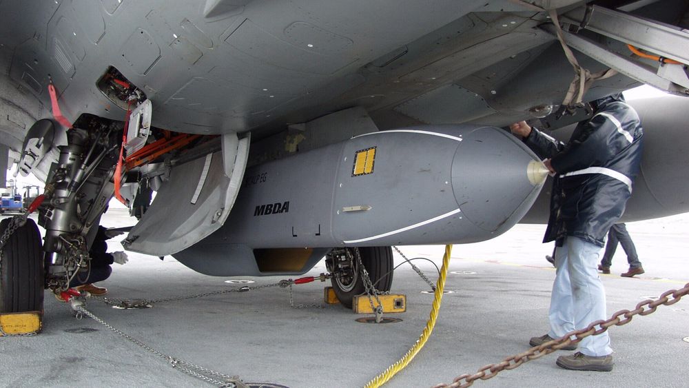 Scalp-missil på et fransk Dassault Rafale. Frankrike donerer nå ytterligere minst 40 slike kryssermissiler til Ukraina.