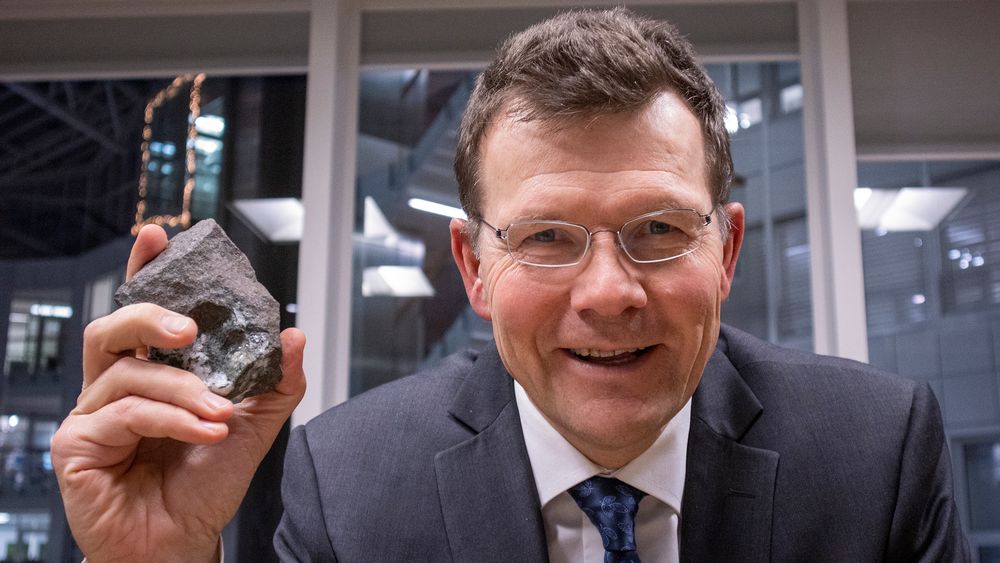 Nordic Mining-sjef Ivar S. Fossum er trygg på at selskapets tillatelser og lisenser står seg uansett hva som skjer i Høyesterett. Her avbildet i 2020 med den tunge bergarten Eklogitt som inneholder rundt 4 prosent rutil og over 40 prosent granat.