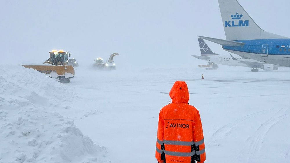 Oslo lufthavn ble stengt for flytrafikk etter onsdagens snøfall.