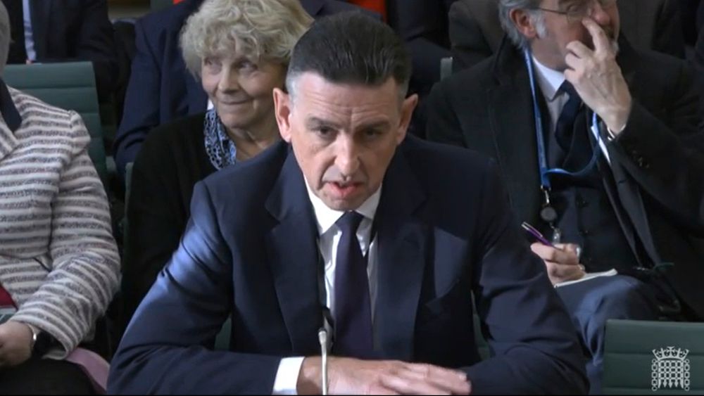 Fujitsu legger seg flate. Bildet viser europasjef Paul Patterson under en høring i det britiske parlamentet denne uken.