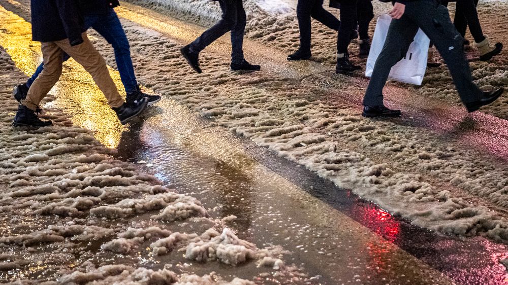 Mye vann, snø og slaps på veien gjør at folk i Oslo-området og andre steder oppfordres til å la bilen stå.