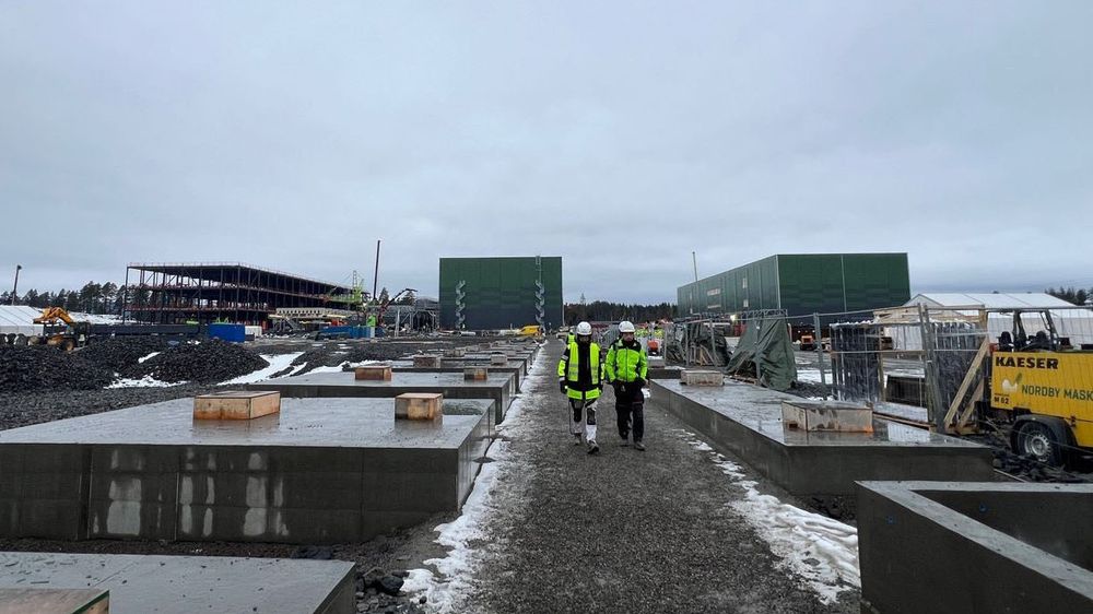 Green Mountains datasenter på Heggmoen utenfor Hamar. NVE har nå bedt selskapet stoppe bygningsarbeidene med transformatorstasjonen som skal forsyne datahallene med strøm.