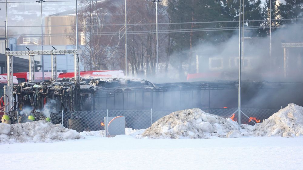 Mandag ble ti gassbusser skadet etter at det brøt ut brann på et gassbussanlegg i Sarpsborg.