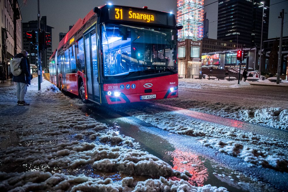 Nesten alle Ruters elektriske leddbusser har kun drift på de to bakerste hjulene – altså bak leddet i bussen. Bildet er tatt i Oslo sentrum 21. januar 2014.  