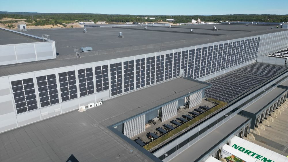 Ved hovedlageret til Coop på Gardermoen har Solcellespesialisten installert solcelleanlegg både på fasaden og på flere av takflatene.