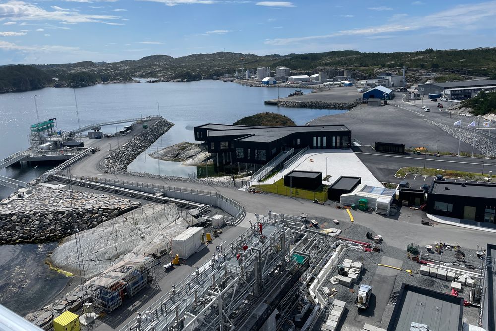 Her bygges Northern Lights-anlegget i Øygarden. Hit skal CO2 fraktes fra industrianlegg for å bli mellomlagret før gassen sendes flytende i rør for injeksjon på norsk sokkel. Sokkeldirektoratet har beregnet at det er plass til over 80 milliarder tonn CO2 på norsk sokkel.