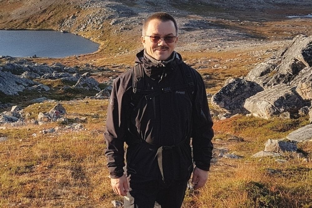 Oddbjørn Samuelsen er sjef for Midt-Finnmark Kraftlag, som er medeier i Finnmark Kraft. De vil også bygge ut vindkraft i Lebesby og går nå hardt ut mot konkurrenten Grenselandets prosjekt Davvi.