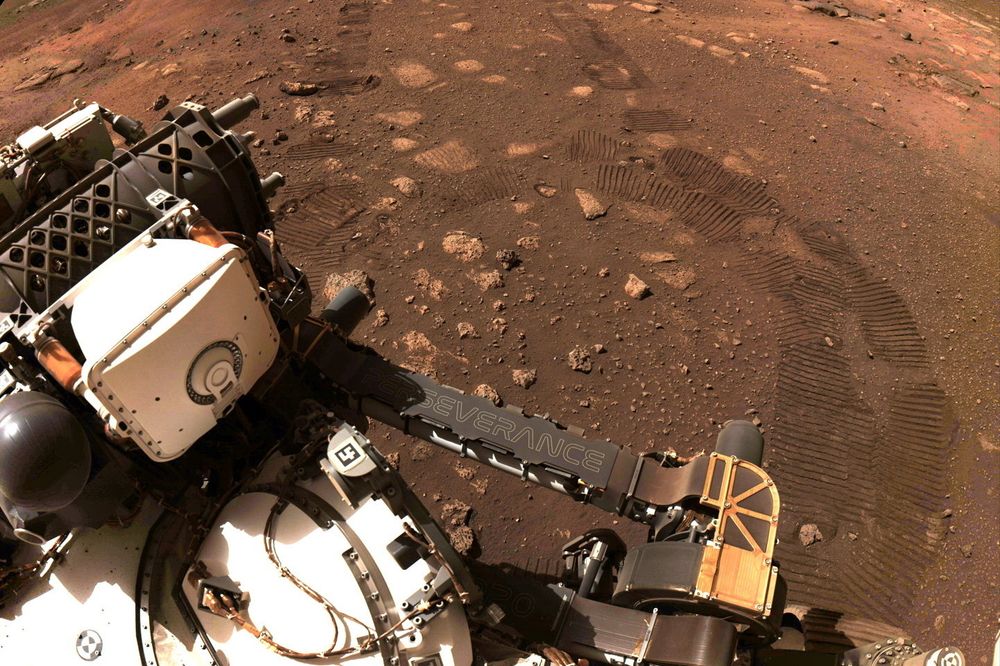 Roveren Perseverance har tøffet rundt på Mars siden 4. mars 2021. Her er en selfie fra da den tok sine første «skritt».
