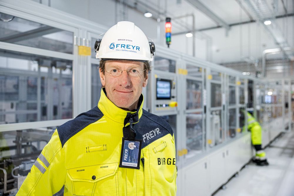 Daglig leder i Freyr Battery, Birger Steen, sier at han er fornøyd med at Freyr snart produserer funksjonelle battericeller for prøvetaking ved testfabrikken i Mo i Rana. 

