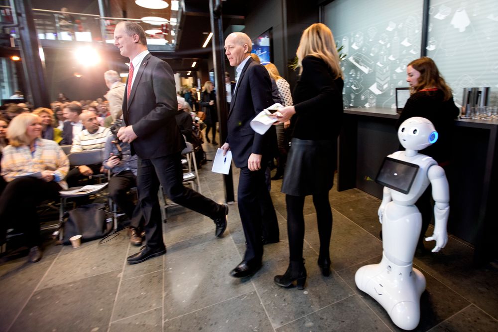 AI er ikke noen ny teknologi for Telenor. Her er konsernsjef Sigve Brekke sammen med daværende samferdselsminister Ketil Solvik-Olsen under AI nå-konferansen i 2017.  Men 2024 er året da Telenor tror AI gjør sitt inntog i IoT.