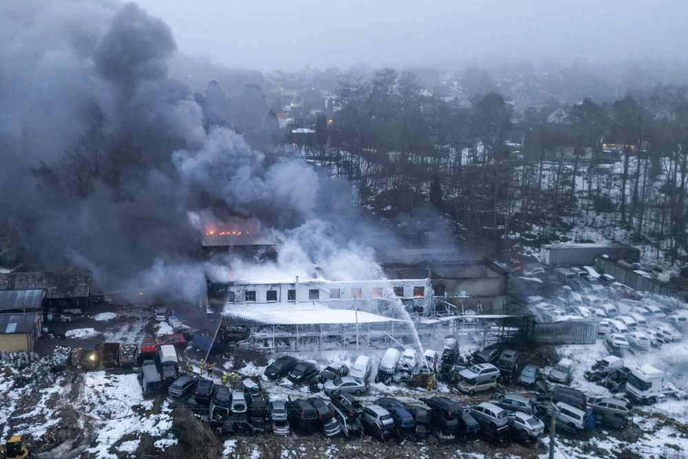 Det brenner i et lagerbygg på Borgenhaugen i Sarpsborg. Det stanser togtrafikken mellom Sarpsborg og Halden, og naboer blir evakuert.
Foto: Thomas Andersen / NTB