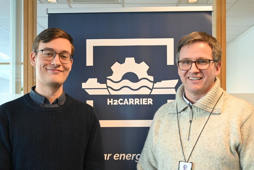 Gründerselskapet H2Carrier, her representert ved Sebastian Kihle (til venstre) og Ove Tidemann Rylandsholm, har utviklet et  produksjonsskip som de mener blir viktig i det grønne skiftet. Selskapet er med i energiklyngen Energy Valley på Fornebu.