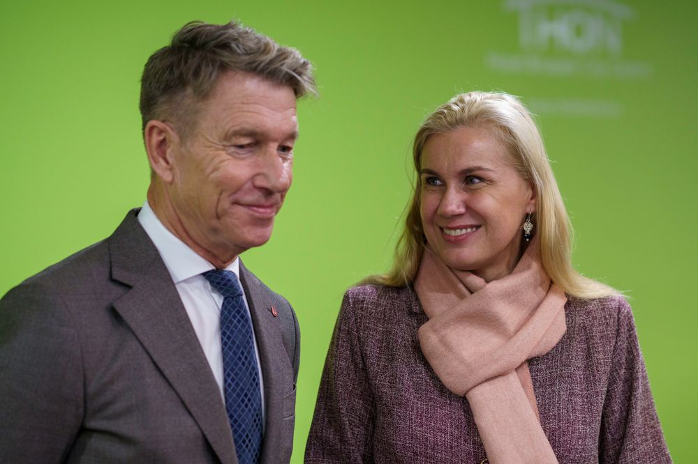 EU vil ha Norge med på laget i sin nye strategi om karbonfangst og -lagring. Det er energiminister Terje Aasland (Ap) glad for. Her sammen med EUs energikommissær Kadri Simson.