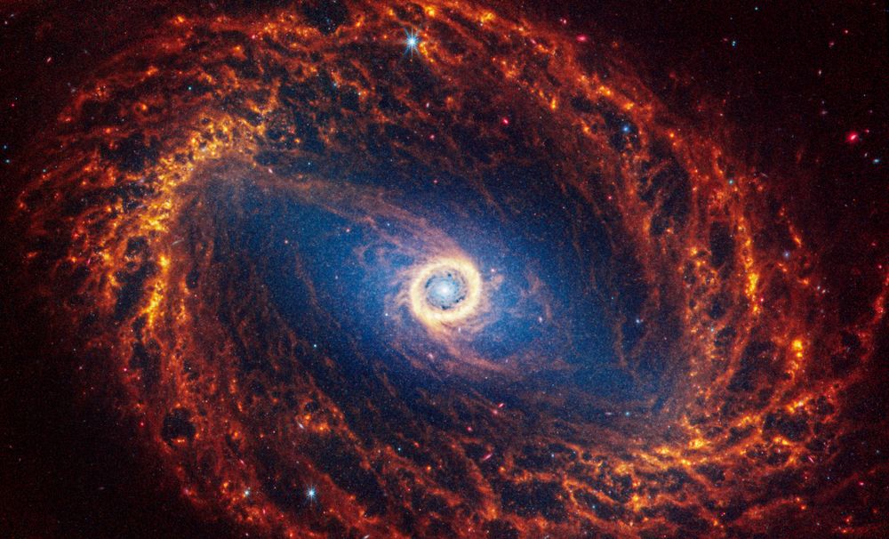 Nye bilder fra James Webb-teleskopet ble offentliggjort mandag. Teleskopet, som ble skutt opp i desember 2021, kan se dypere og skarpere ut i universet enn noensinne tidligere. Den sender fortløpende nye bilder tilbake til Jorden som viser universet slik man aldri før har sett.