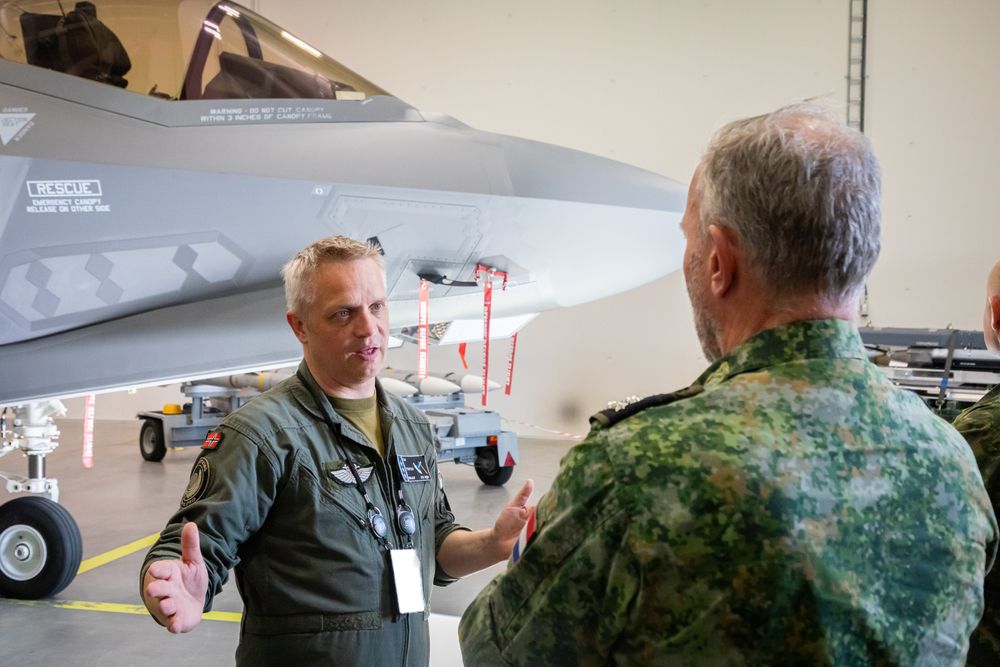 Oberst Martin «Tintin» Tesli, sjef for 132 luftving, i samtale med sjef for Natos militærkomité, admiral Rob Bauer, i et F-35-shelter på Ørland flystasjon.
