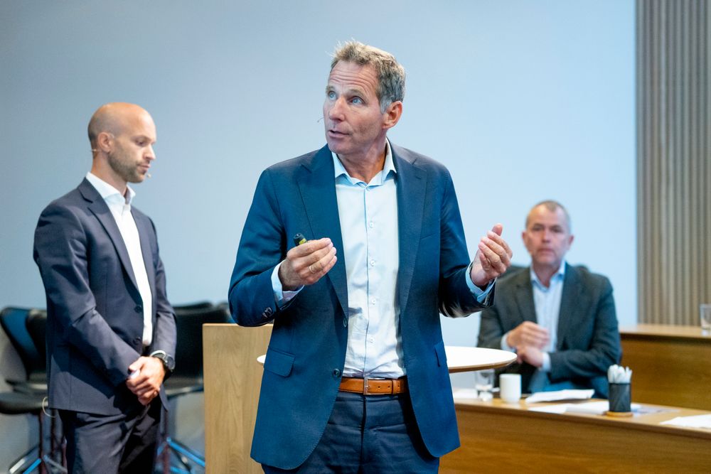 Jarand Rystad er grunnlegger av analyse- og rådgivingsselskapet Rystad Energy. Her er han under fremleggingen av en rapport om utslippseffekten av produksjonskutt på norsk sokkel i 2021.