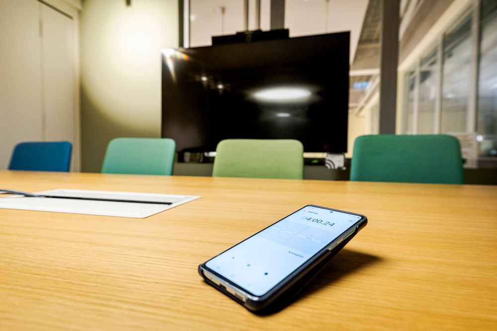 Hva skjer når man setter på opptak i et tomt møterom? Ganske mye hvis man bruker generativ kunstig intelligens til å transkribere opptaket.