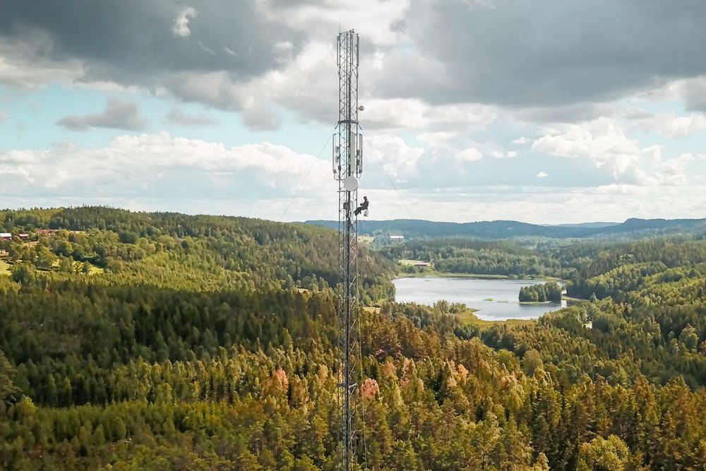 Telemontører i arbeid i mobilmast i Sverige. Innen 2025 skal alle de fire operatørene i Sverige slå av 2G og 3G.