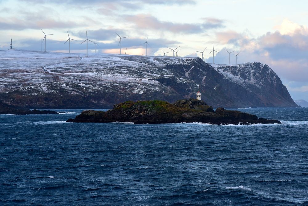 Havøygavlen vindkraftverk i Havøysund i Finnmark, sett fra Hurtigruta.
