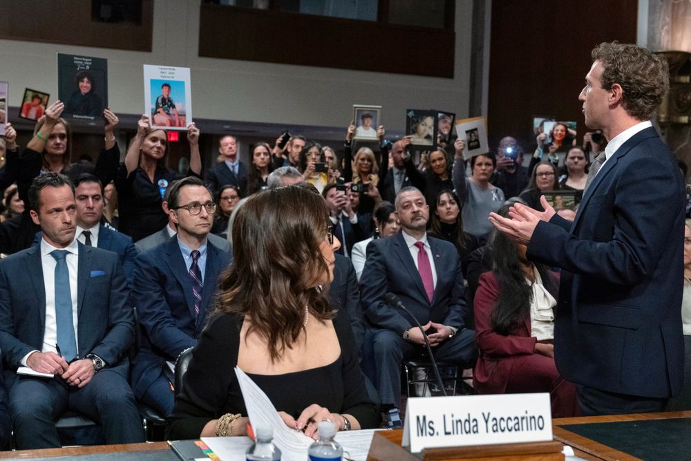 Meta-direktør Mark Zuckerberg reiste seg og henvendte seg direkte til publikum under høringen i Senatets justiskomité onsdag.
