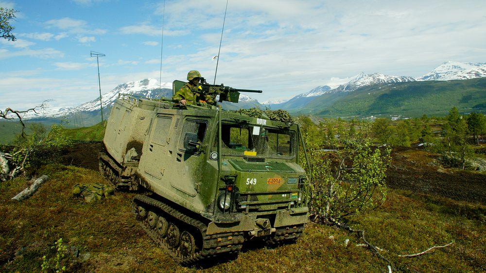 Hägglunds BV 206 er et kjøretøy mange vernepliktige har stiftet bekjentskap med siden 80-tallet. Nå har Forsvaret oppgradert 669 eksemplarer slik at de skal holde det gående til 2030. Bildet viser en beltevogn i aksjon under øvelse på Setermoen i 2003.