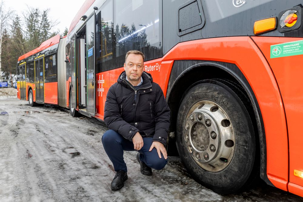 Når det snør, blir det problemer også for andre busser enn elbusser, påpeker Sverre Skaar, sjef i bussprodusenten Solaris Norge.