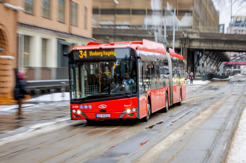 En Solaris-elbuss på vei i Oslo sentrum. Dette er én av over 200 elbusser som ikke har varmepumpe. 