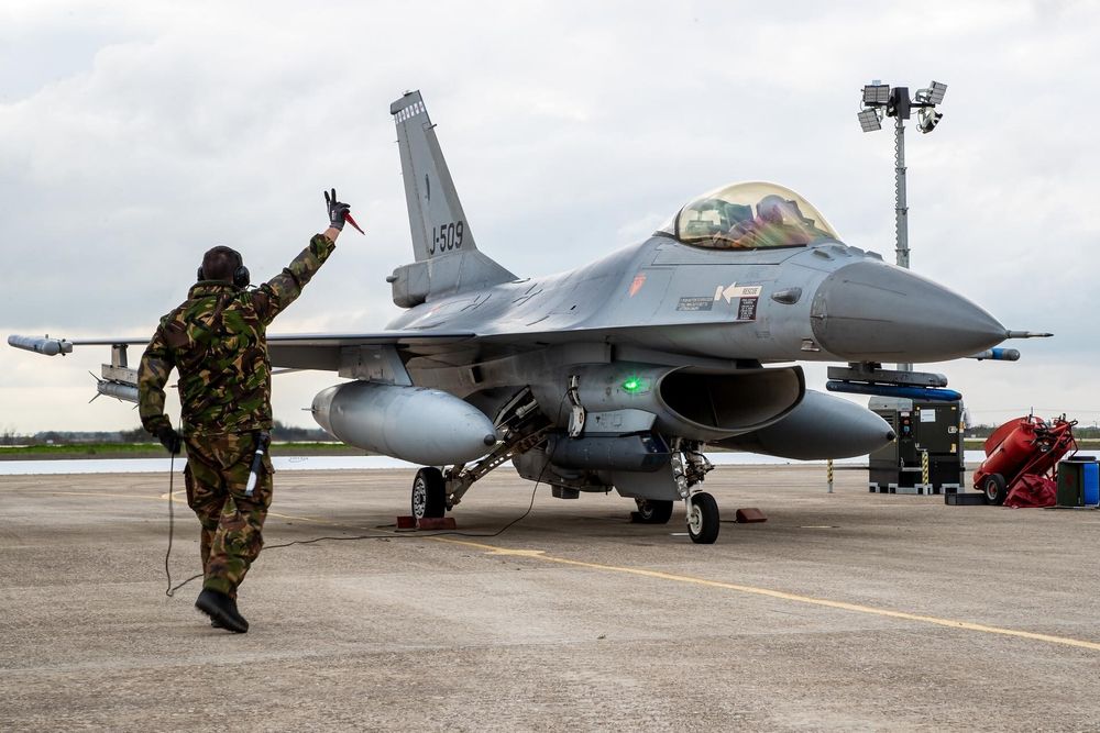 Nederlandsk F-16 fra 312 skvadron, den siste med F-16 i det nederlandske luftforsvaret, på besøk til Bari i Italia i november 2021. 