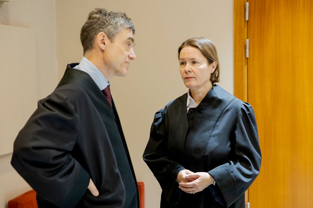 LO-advokatene Rune Lium og Anne-Lise Rolland bistår forskeren som har saksøkt staten ved Forsvarsdepartementet etter at vedkommende ble nektet ny sikkerhetsklarering.