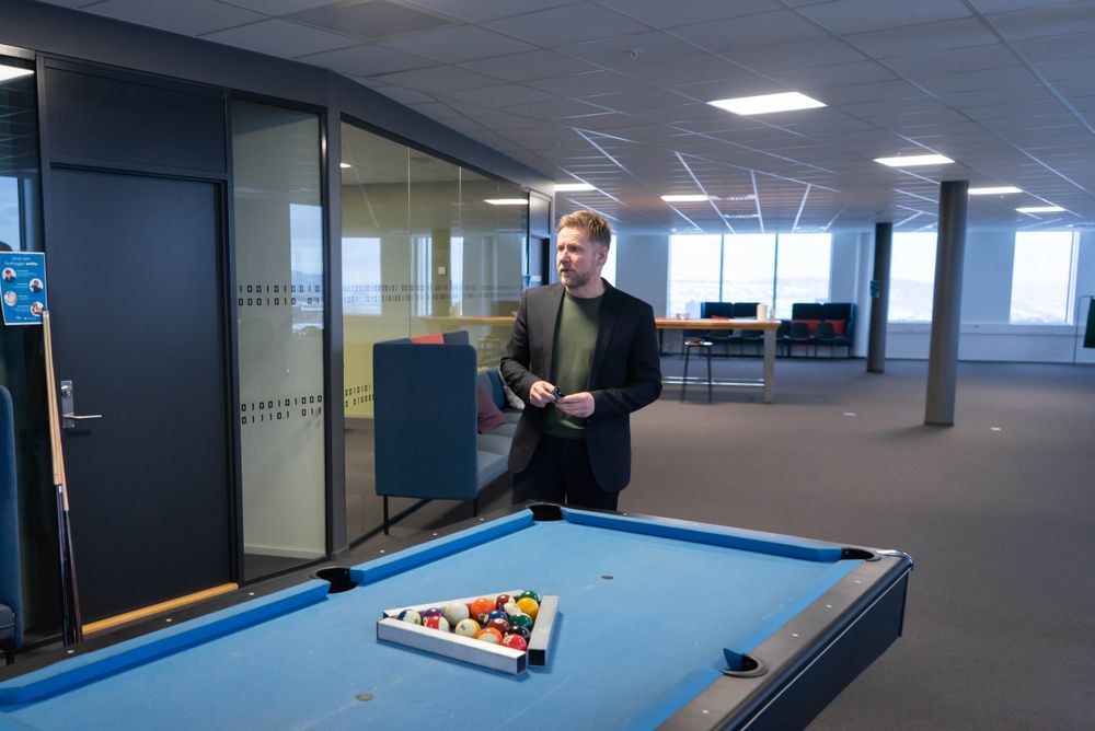 Ole Petter Saxerud er administrerende direktør i Atea Norge. Her foran et billiardbord på kontorene i Økern Portal i Oslo.