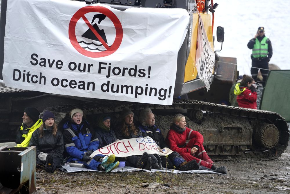 Aksjonister demonstrerer mot deponi i Førdefjorden